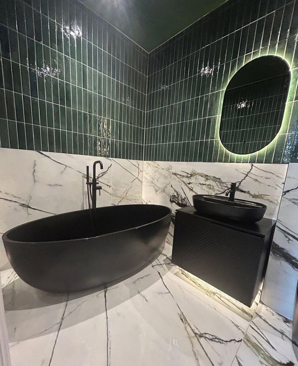 Un bagno che unisce eleganza, carattere e funzionalità ✨ Ogni dettaglio è