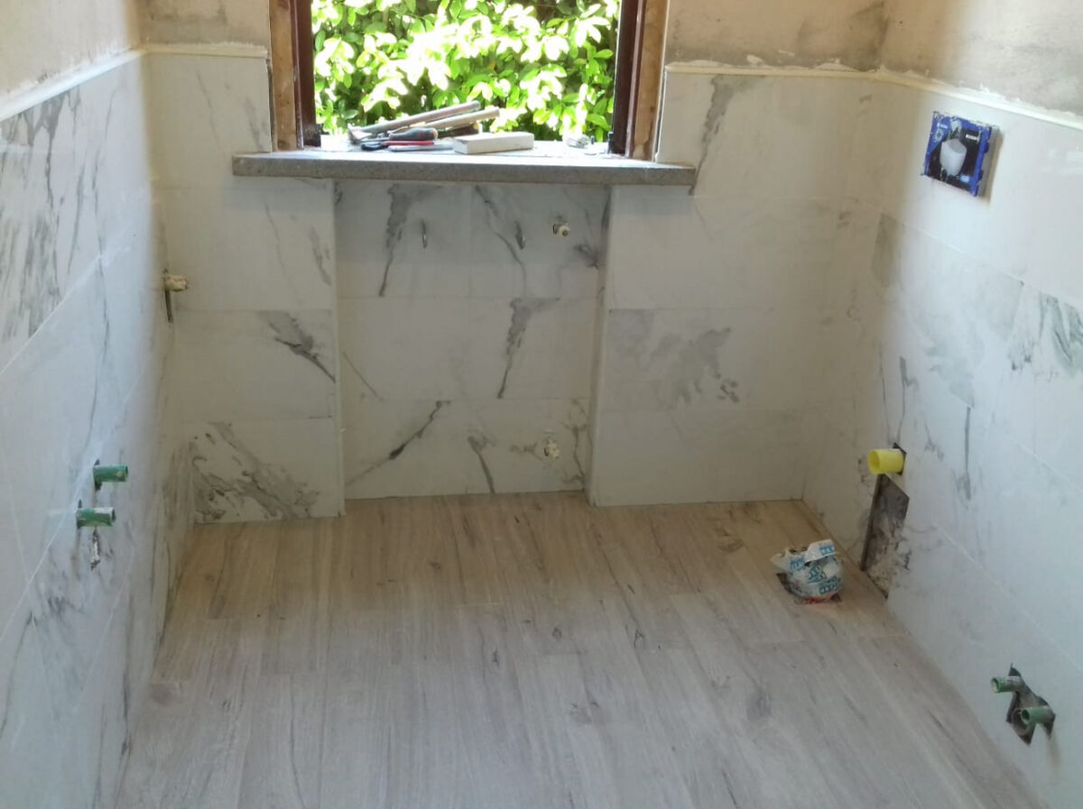 Bagno con rivestimenti di grande formato