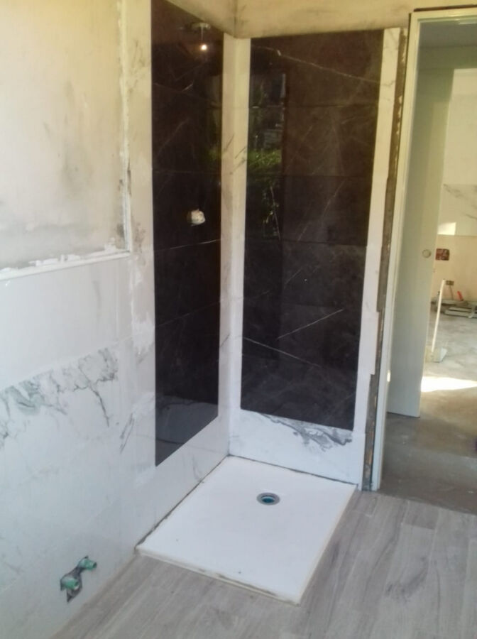 Rivestimenti del bagno durante la posa