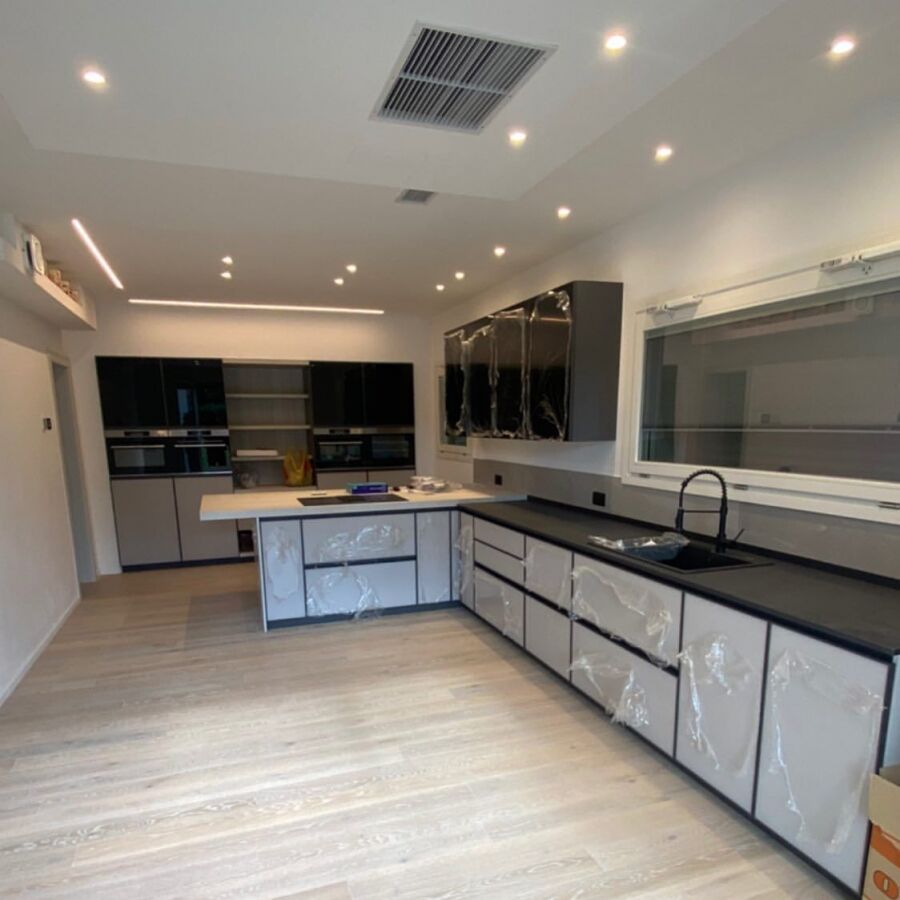 Cucina con isola e punti luce coordinati